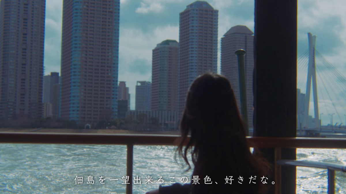 佃島の高層ビル群を眺める後ろ姿