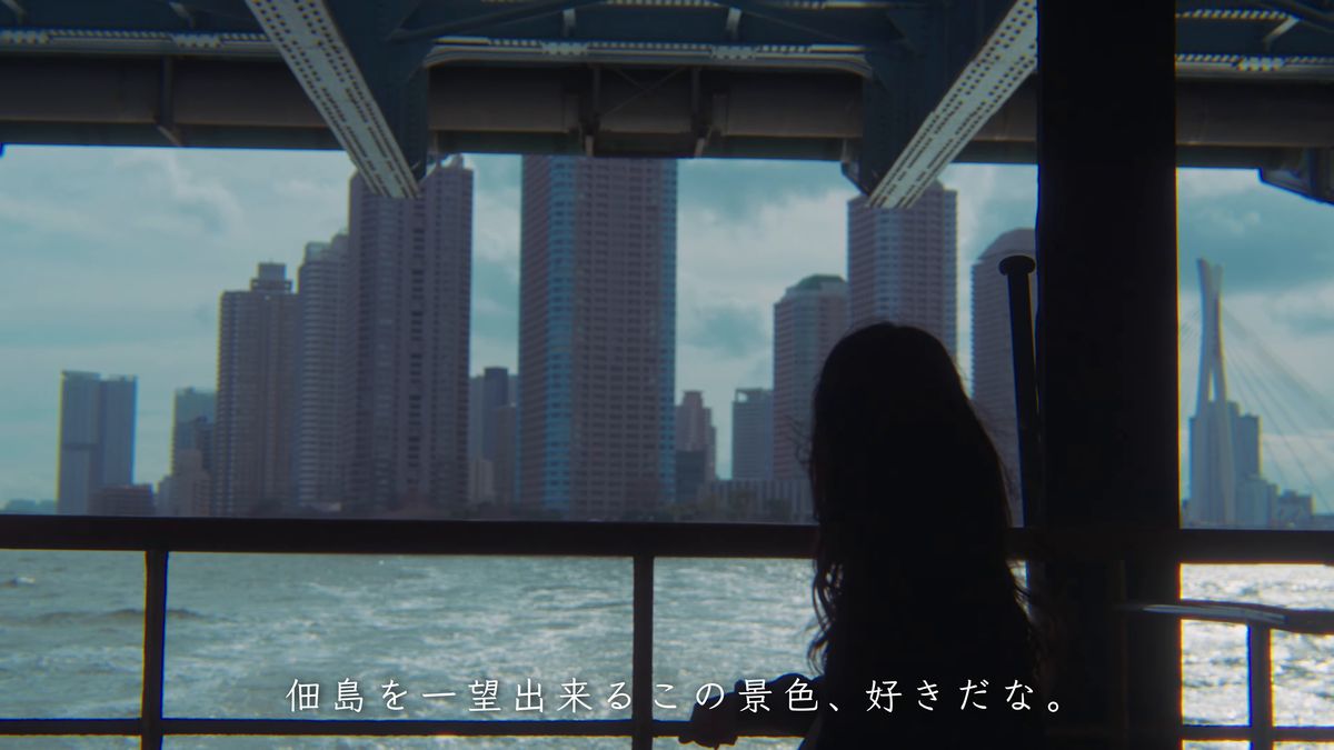 橋の下から見る佃島の高層ビル