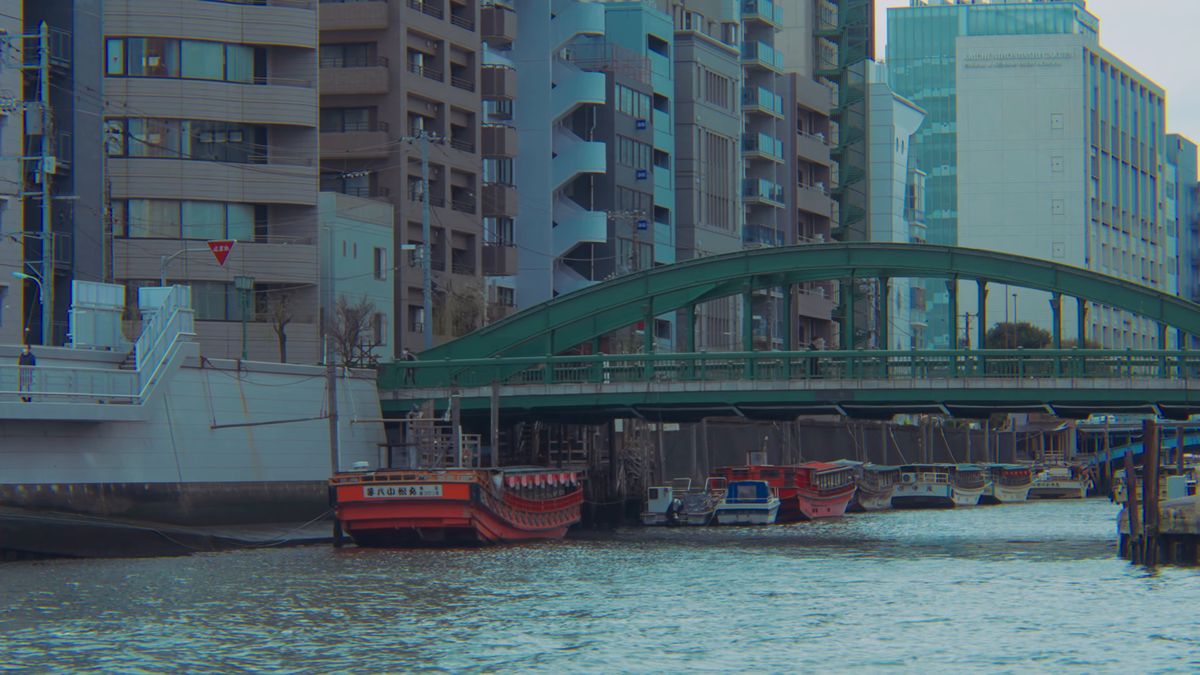 緑のアーチ橋と屋形船
