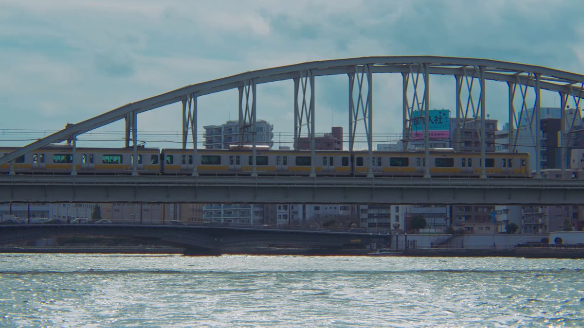 鉄橋を渡る黄色い総武線の電車