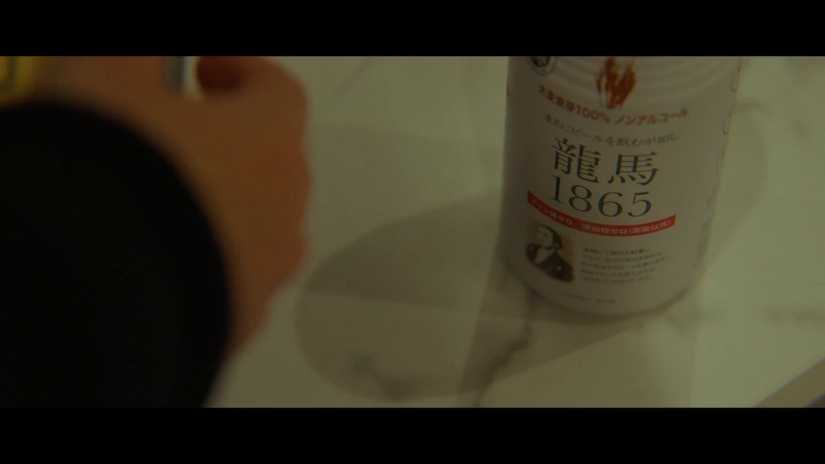 ノンアルコールビールの缶と手元