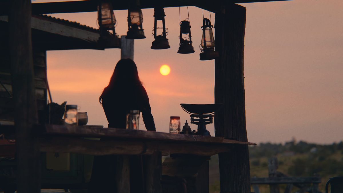 吊るしたランタンと、夕日の中のシルエット