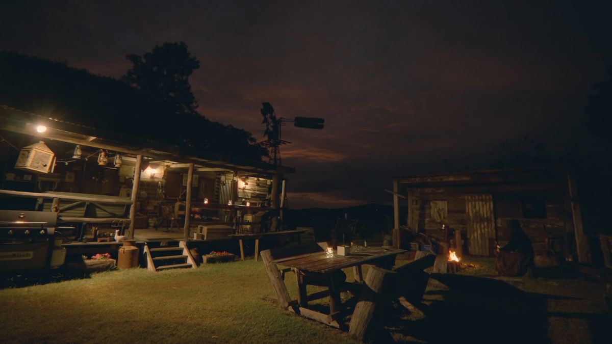 灯りのともった夜の小屋