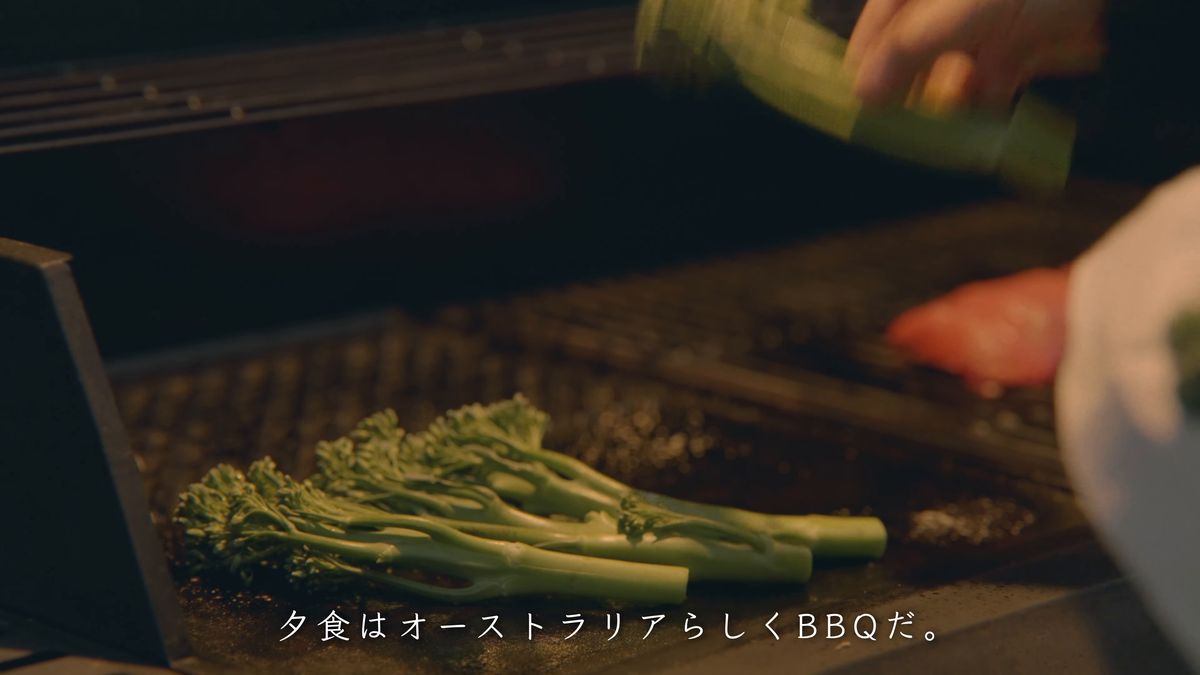 鉄板にブロッコリーニを並べる手元