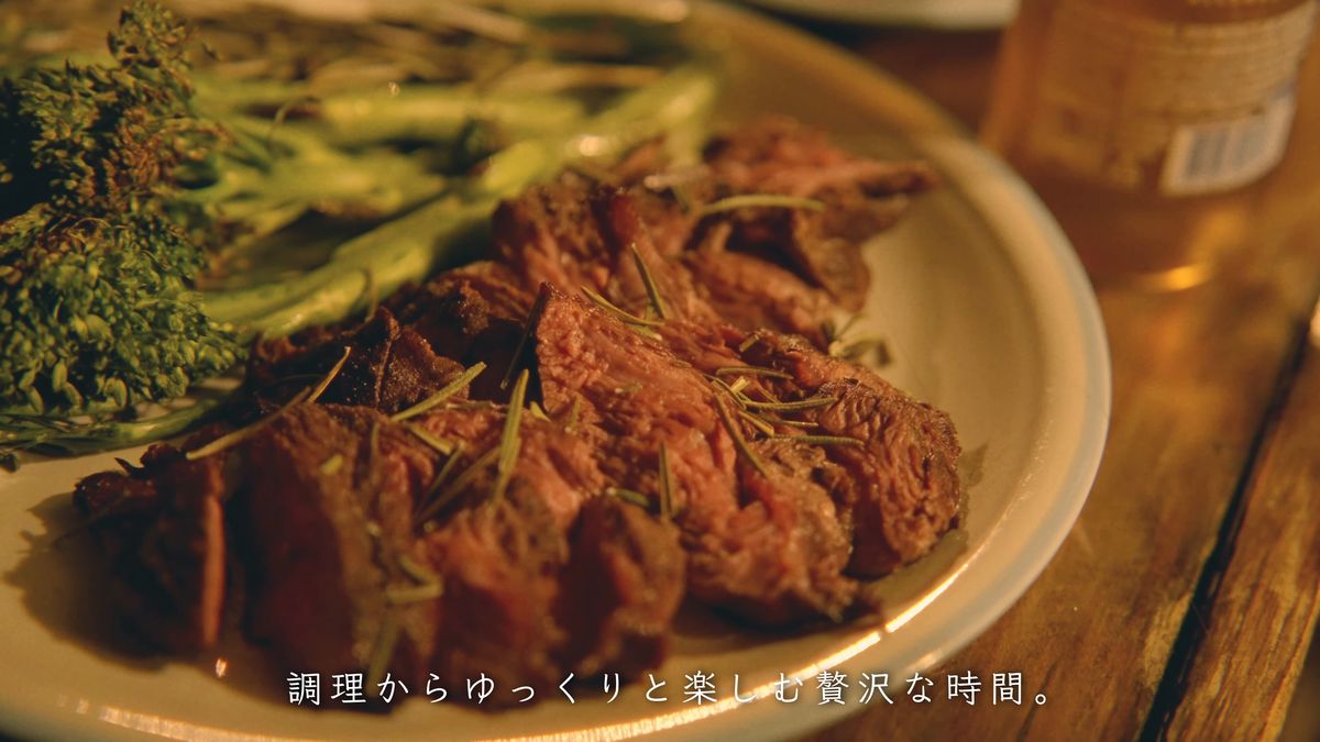ローズマリーをのせたステーキとブロッコリーニ