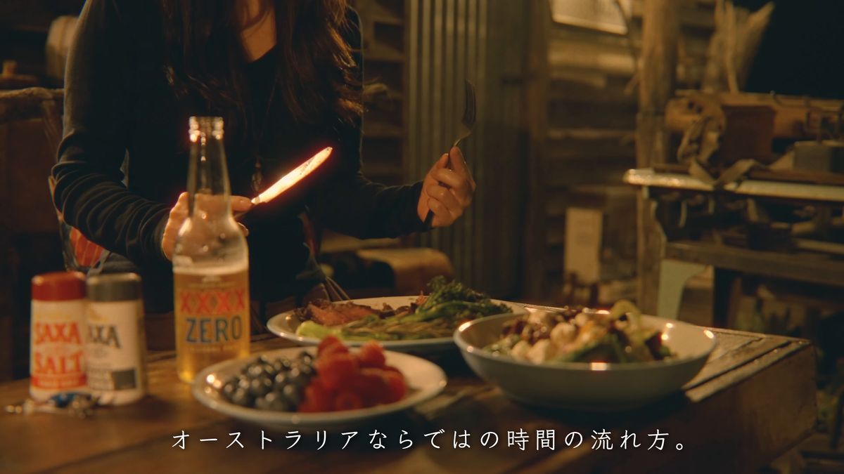 ステーキとベリー、サラダの並ぶ夕食の卓