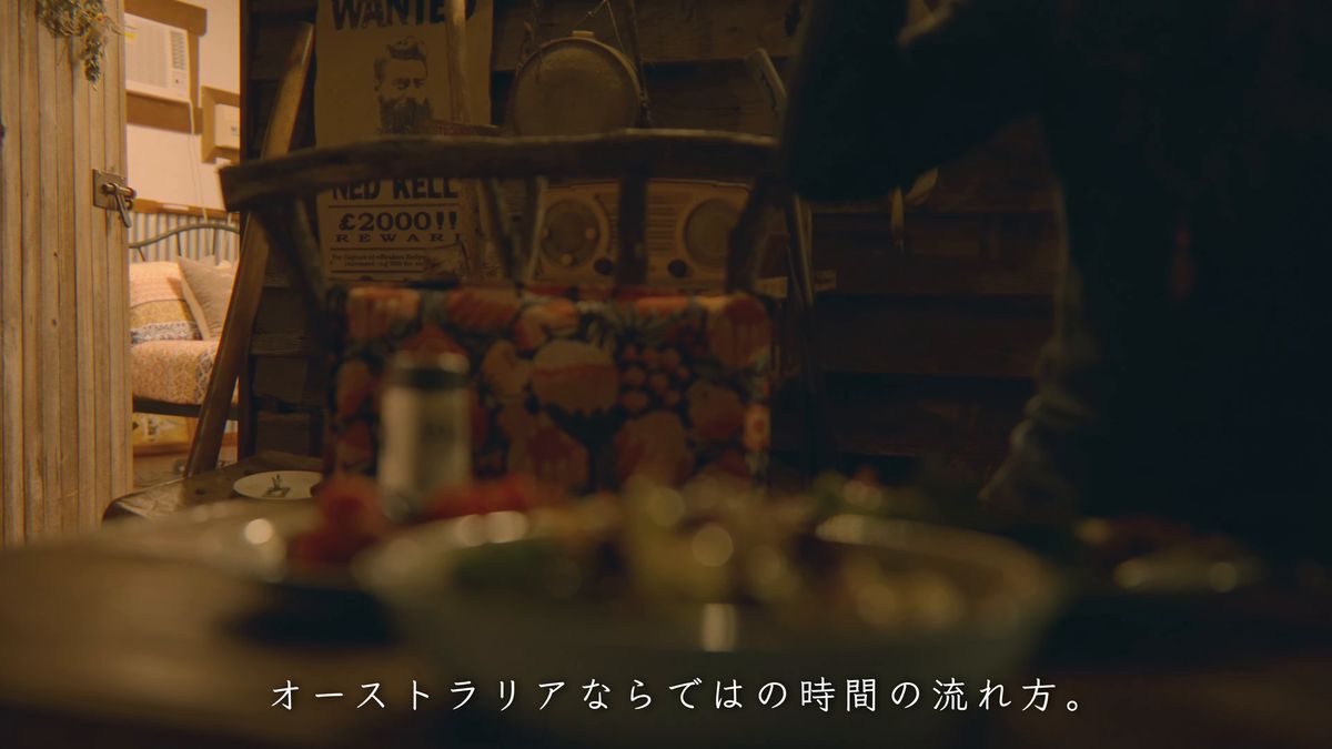 手配書のポスターの下で食事をする