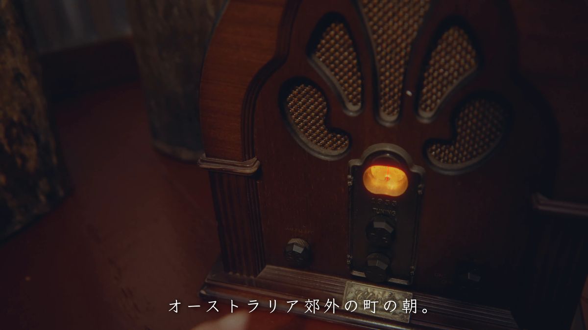 木のケースに入った古いラジオ