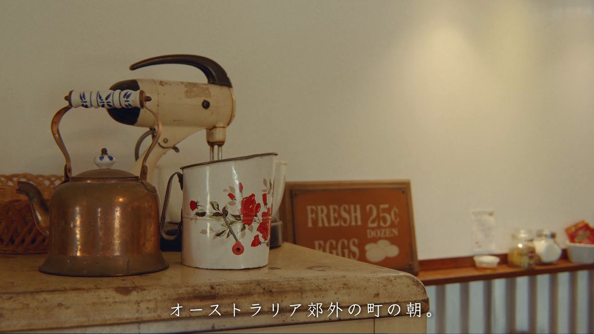 真鍮のやかんと古いミキサー、卵の看板