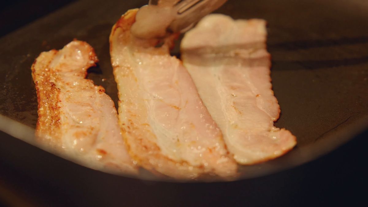 鉄のフライパンで焼けるベーコン