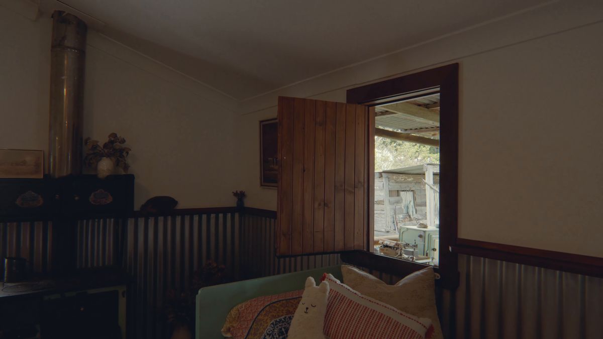 窓の向こうに小屋が見える板張りの部屋