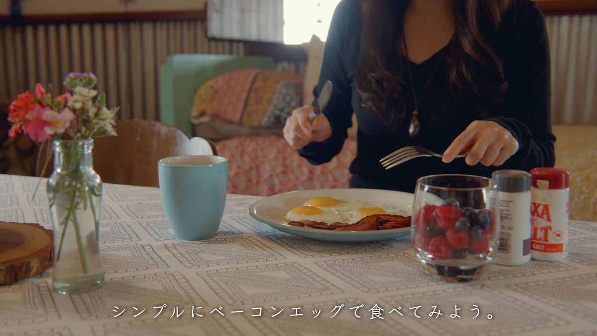 ベーコンエッグとベリーの朝食につく