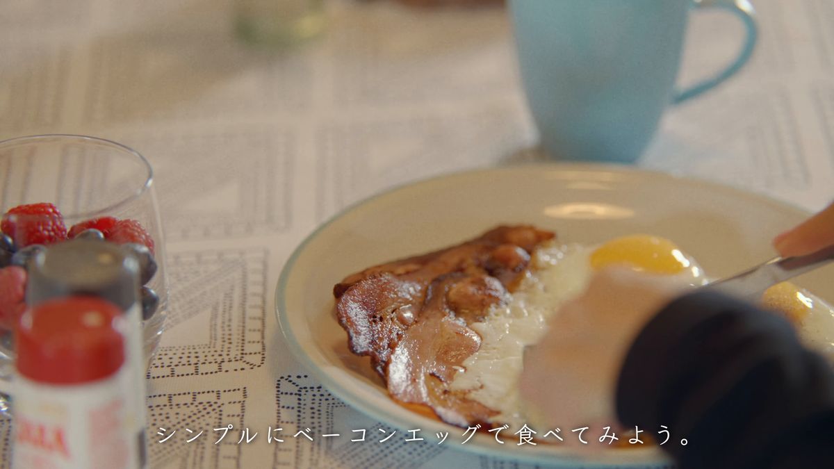 皿の上のベーコンと目玉焼き
