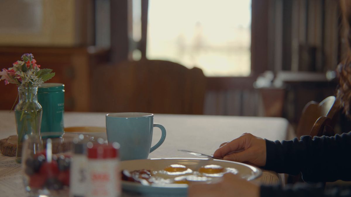 花とカップを置いた朝の食卓