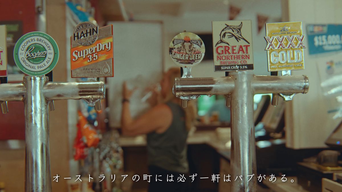 カウンターに並ぶビールのタップ