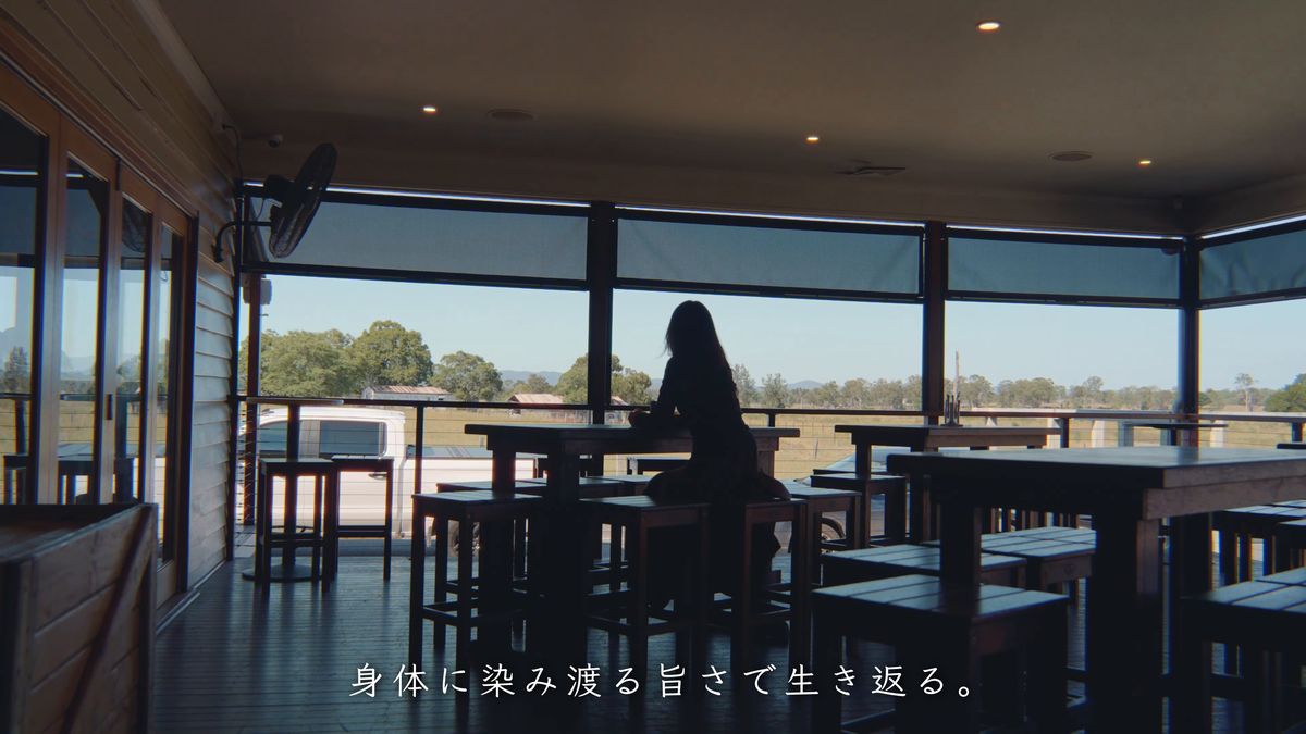 テラス席から外を眺める後ろ姿