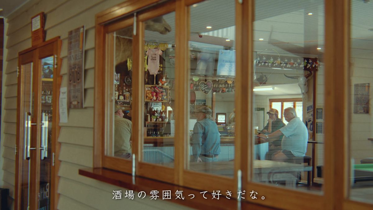 パブの窓越しに見えるカウンター