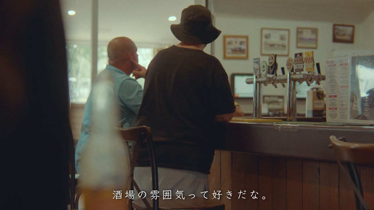 カウンターで語らう客たち