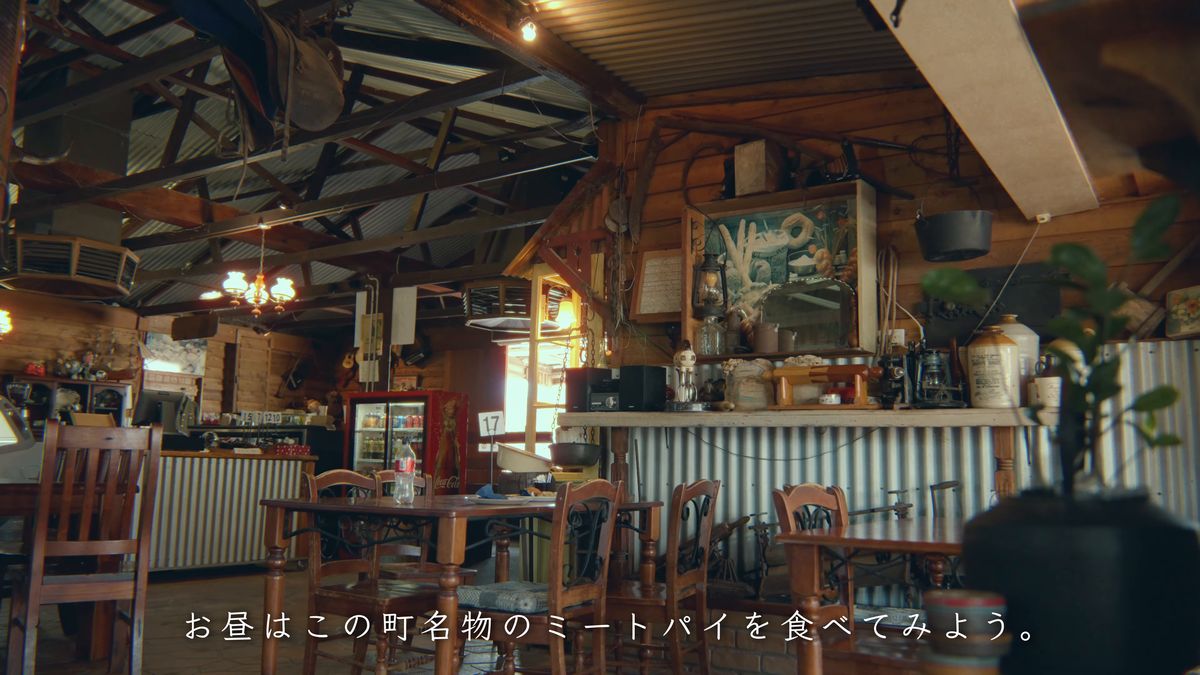 木の梁に古い道具を飾ったカフェの店内