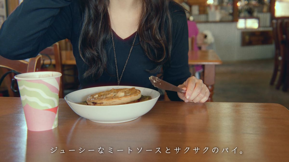 テーブルでミートパイを切り分ける