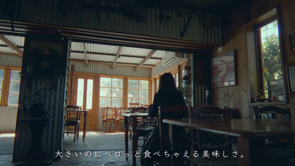 窓際の席で食べる後ろ姿
