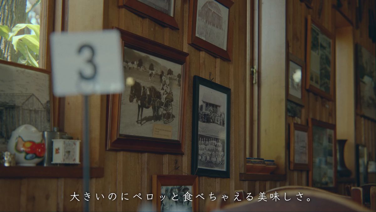 番号札と、壁に並ぶ古い写真