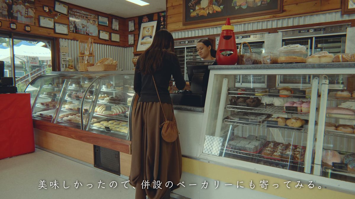ショーケースの前で注文する後ろ姿