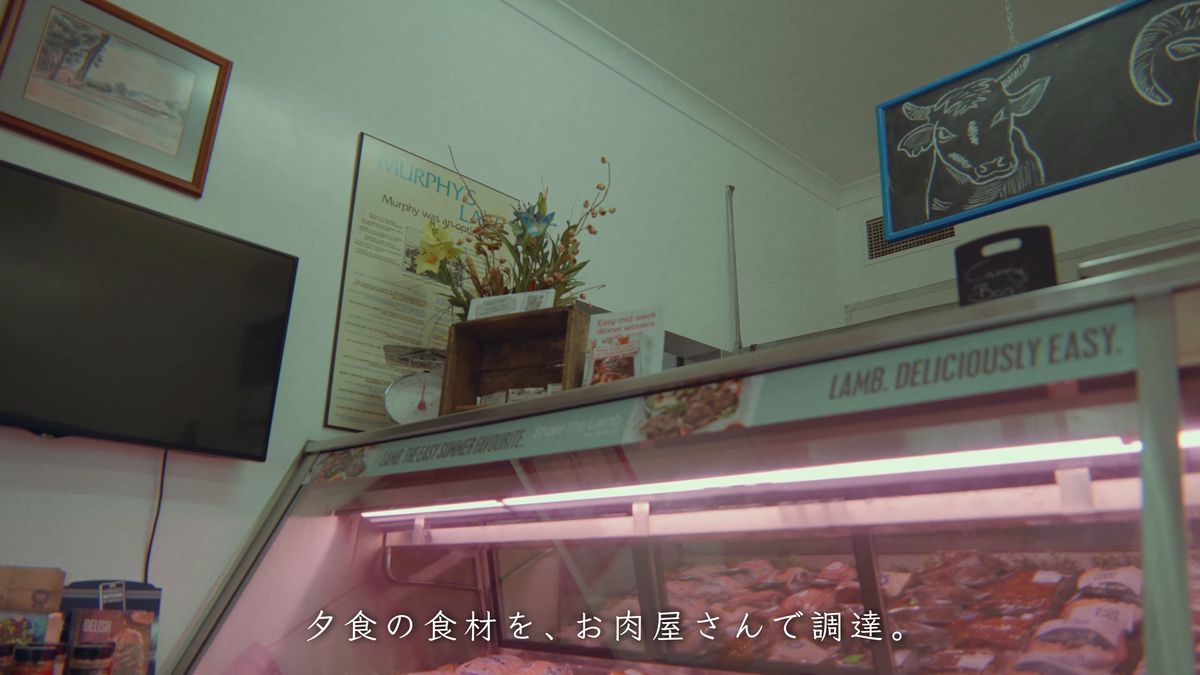 肉の冷蔵ケースとラムの広告