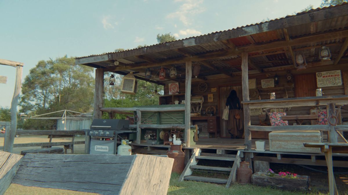 ランタンを吊るした小屋のベランダ
