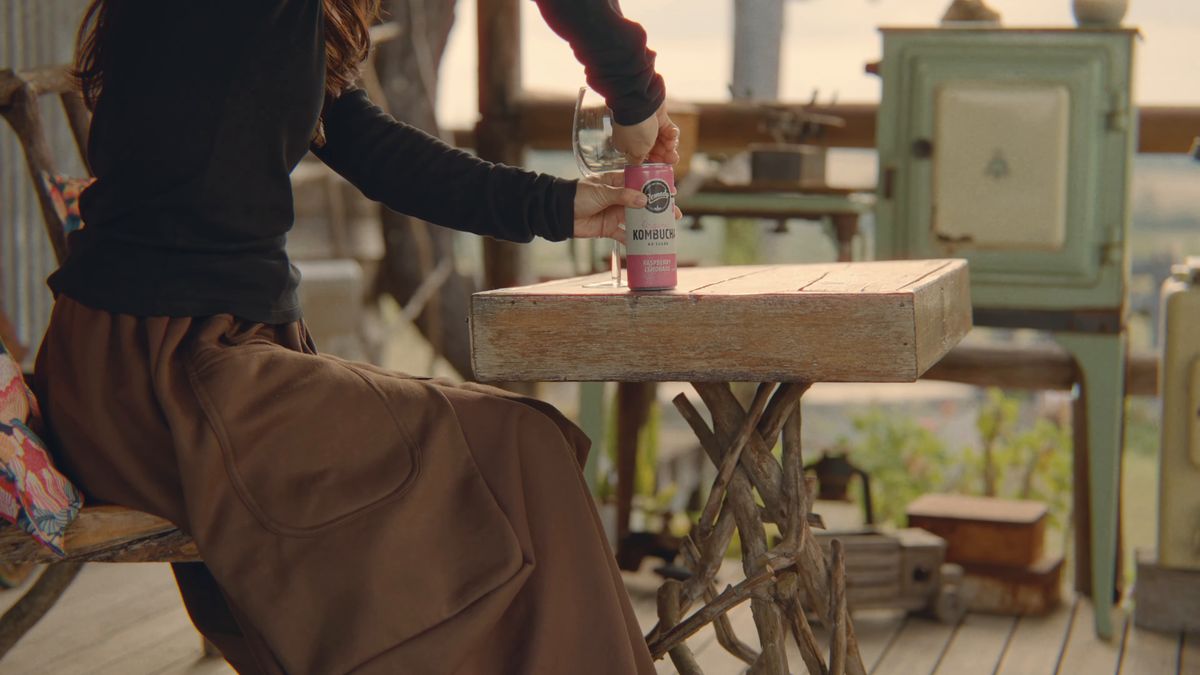 卓上の缶に手を伸ばす