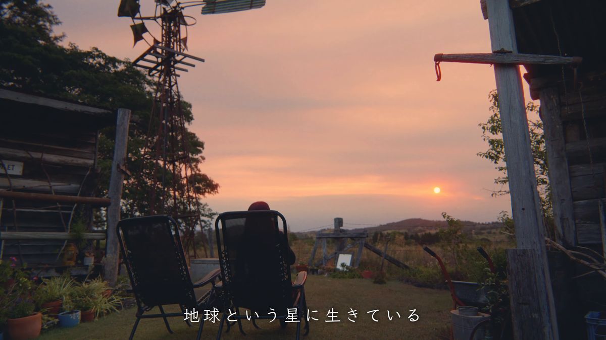 夕焼けの空と、庭の二脚の椅子