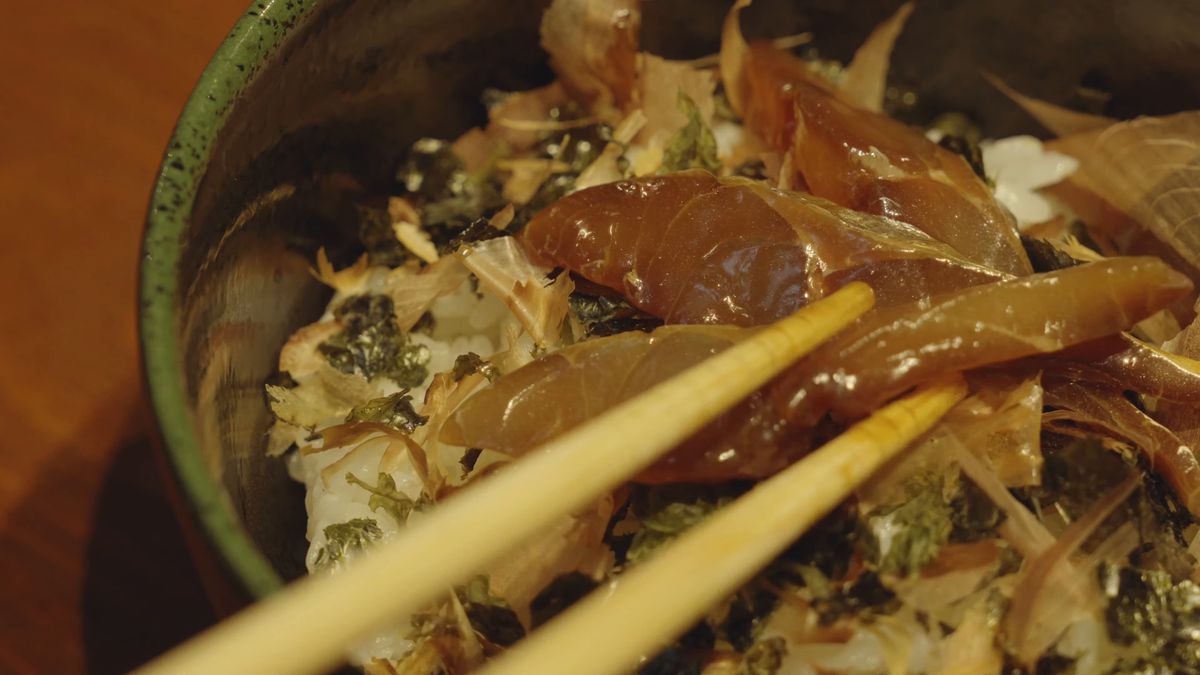 茶碗のご飯にのせた海苔と魚の漬け