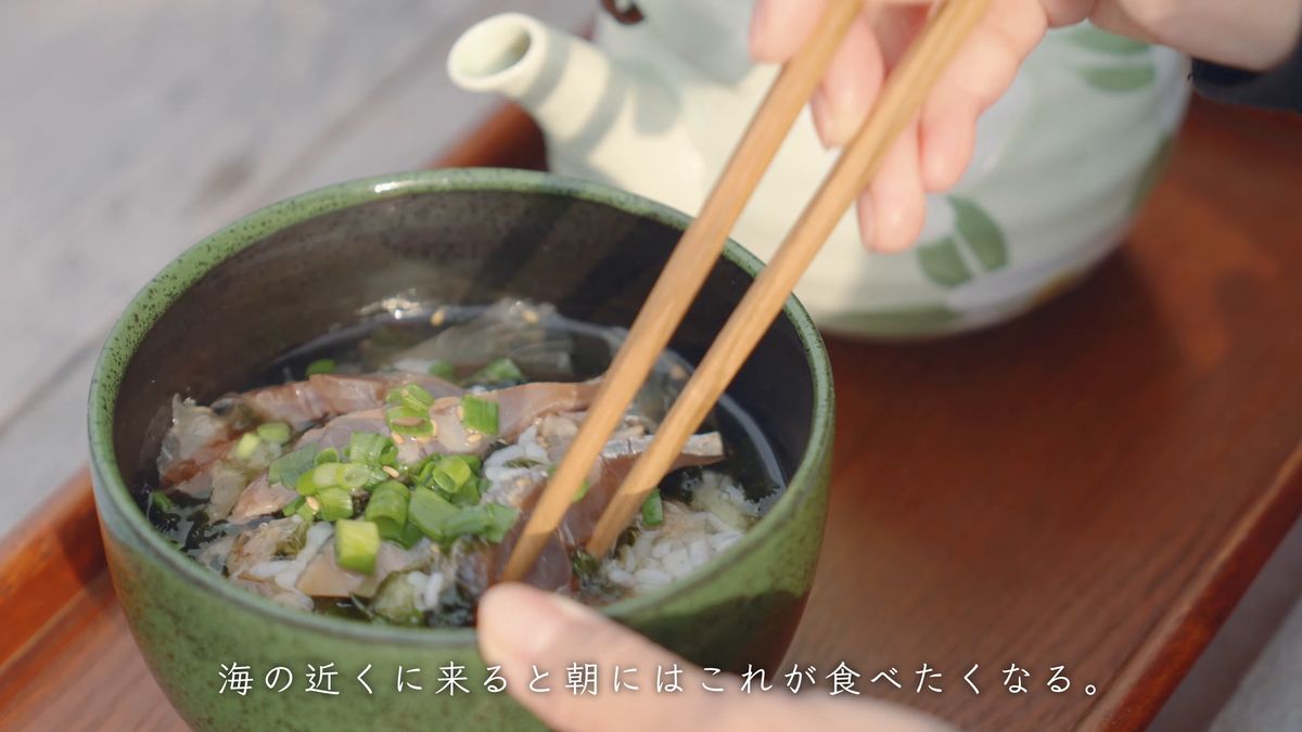 箸で茶漬けを混ぜる手元と急須