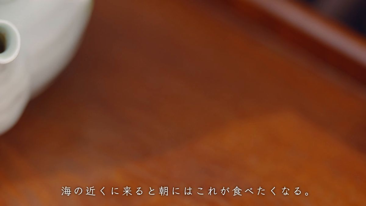 盆の上に急須を置く手元
