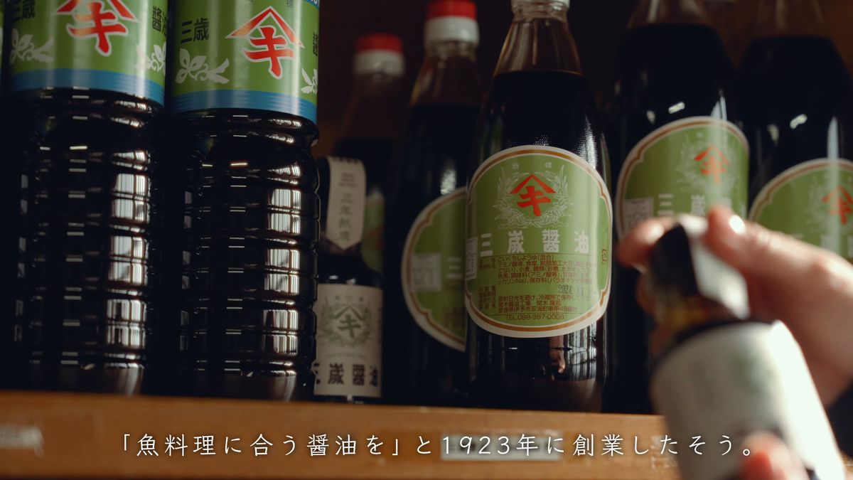 緑のラベルの三歳醤油が並ぶ棚
