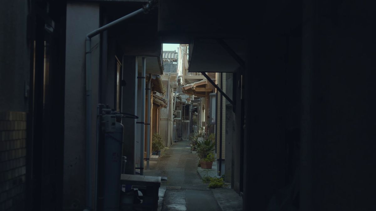 薄暗い路地の奥に差す光