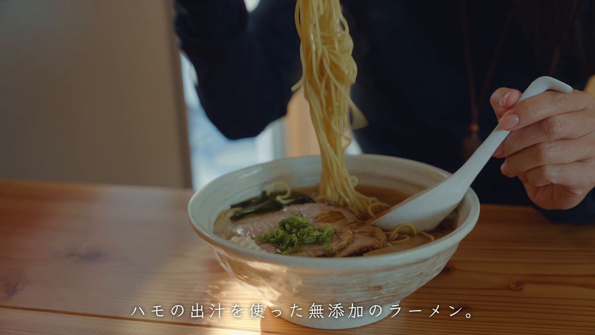 箸で持ち上げた細麺