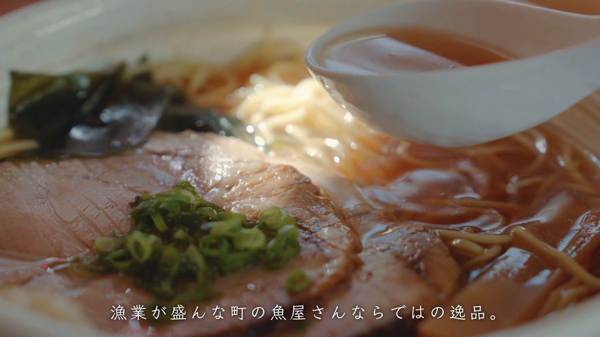 れんげですくうスープと、わかめ
