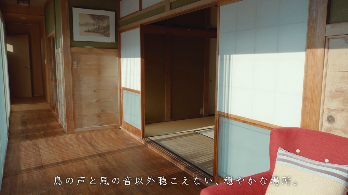 襖を開け放した畳の部屋