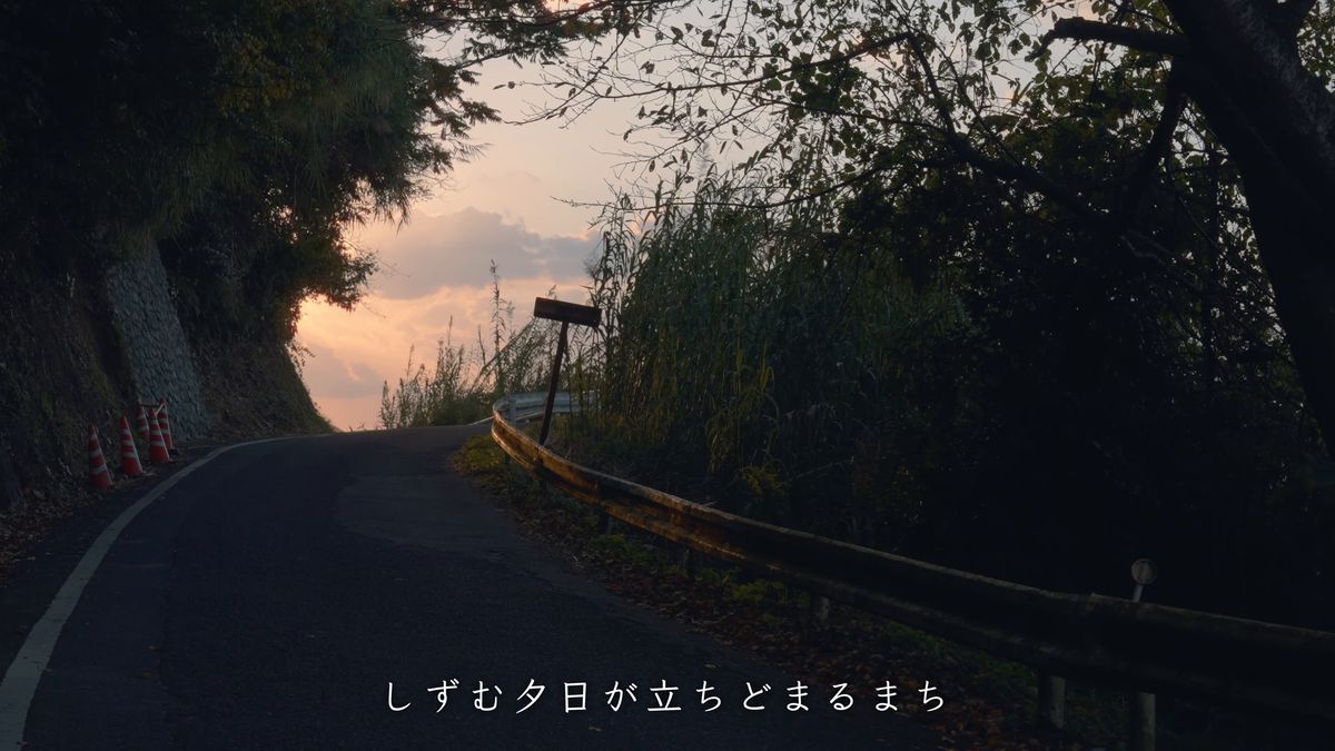 夕焼けの空へ続く坂道