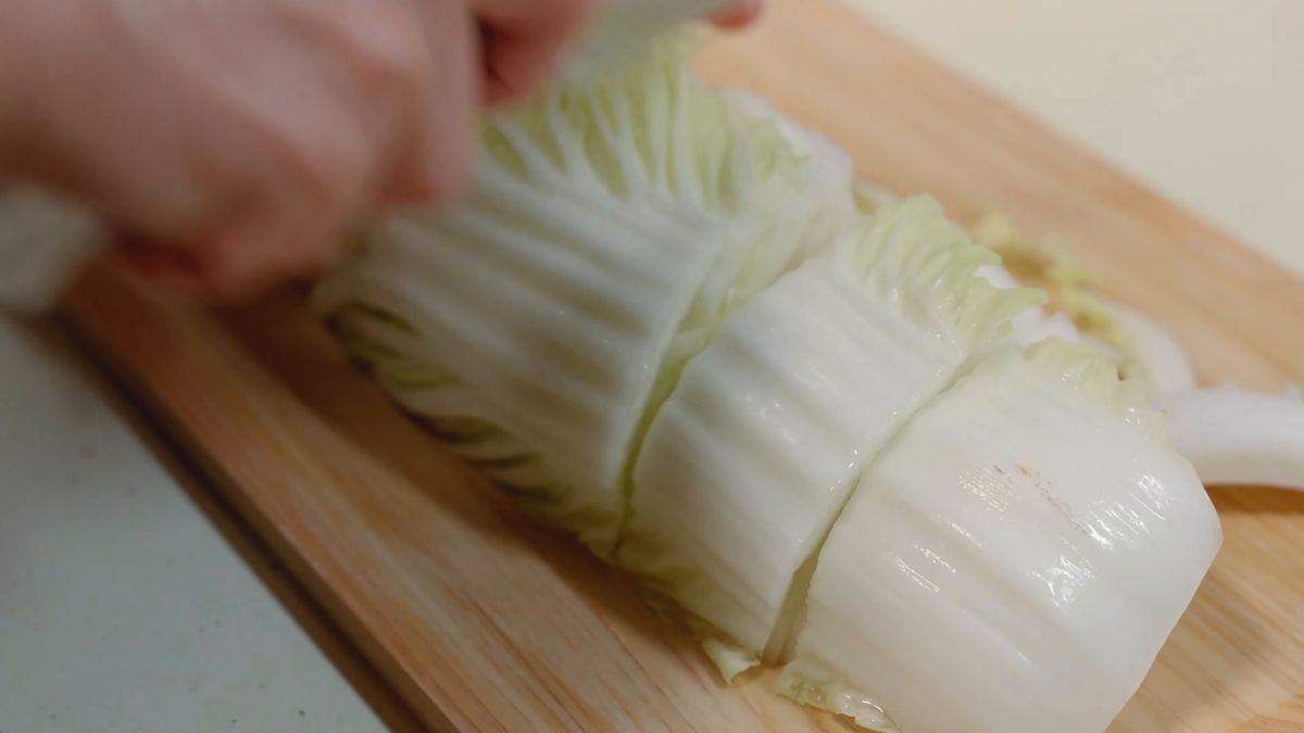 半分に切った白菜と包丁