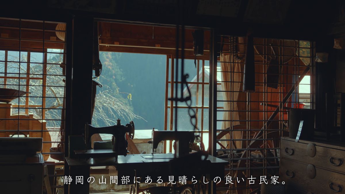 格子窓のそばに置かれた足踏みミシン
