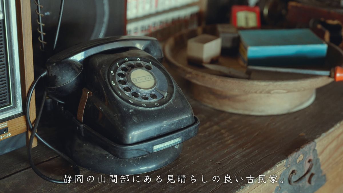 棚の上のダイヤル式の黒電話