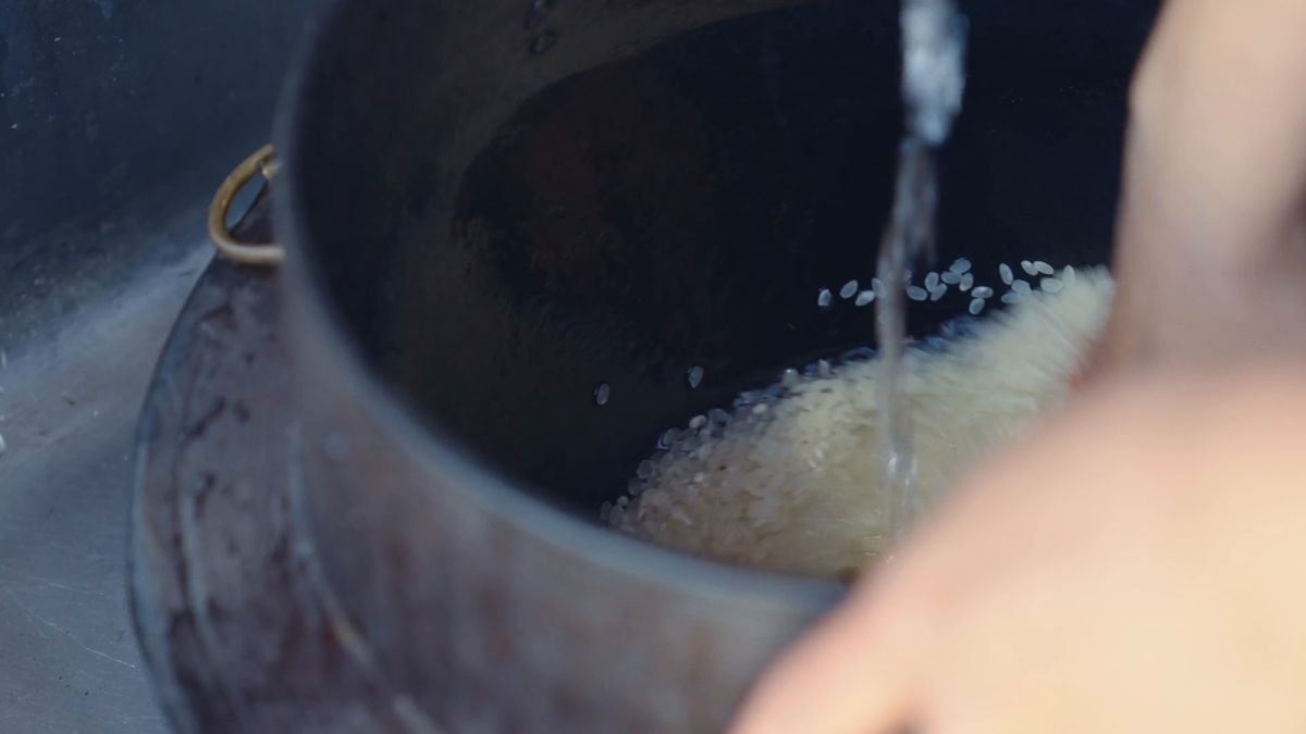 釜の米に水を注ぐ