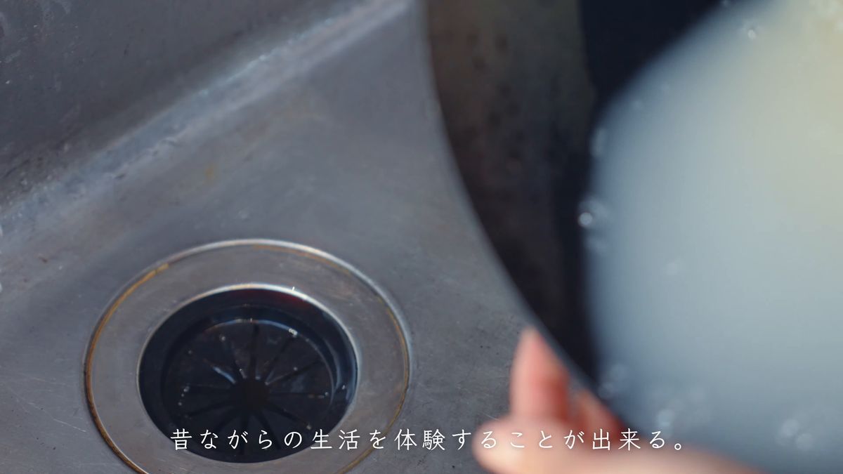 流しに研ぎ汁を流す