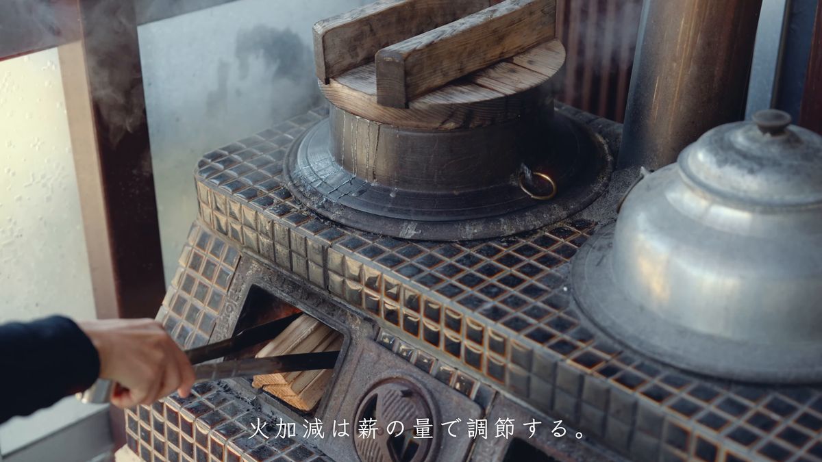 焚き口の薪を調節する手元