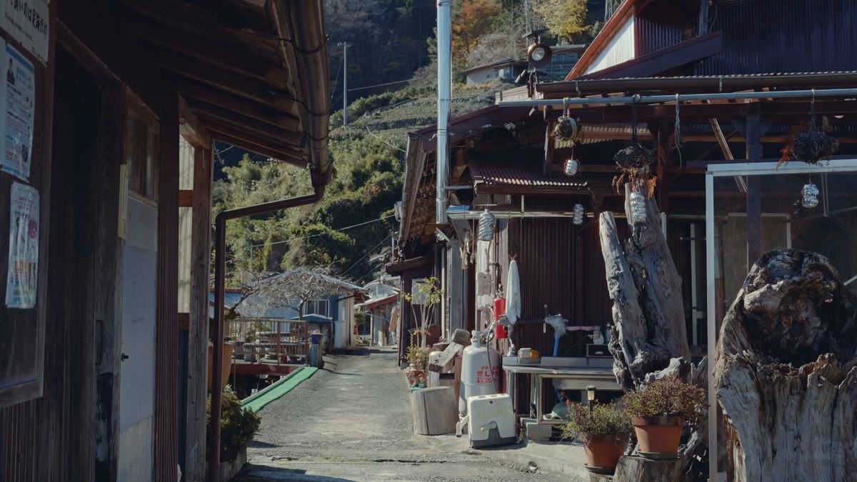 家の前の細い路地と段々畑