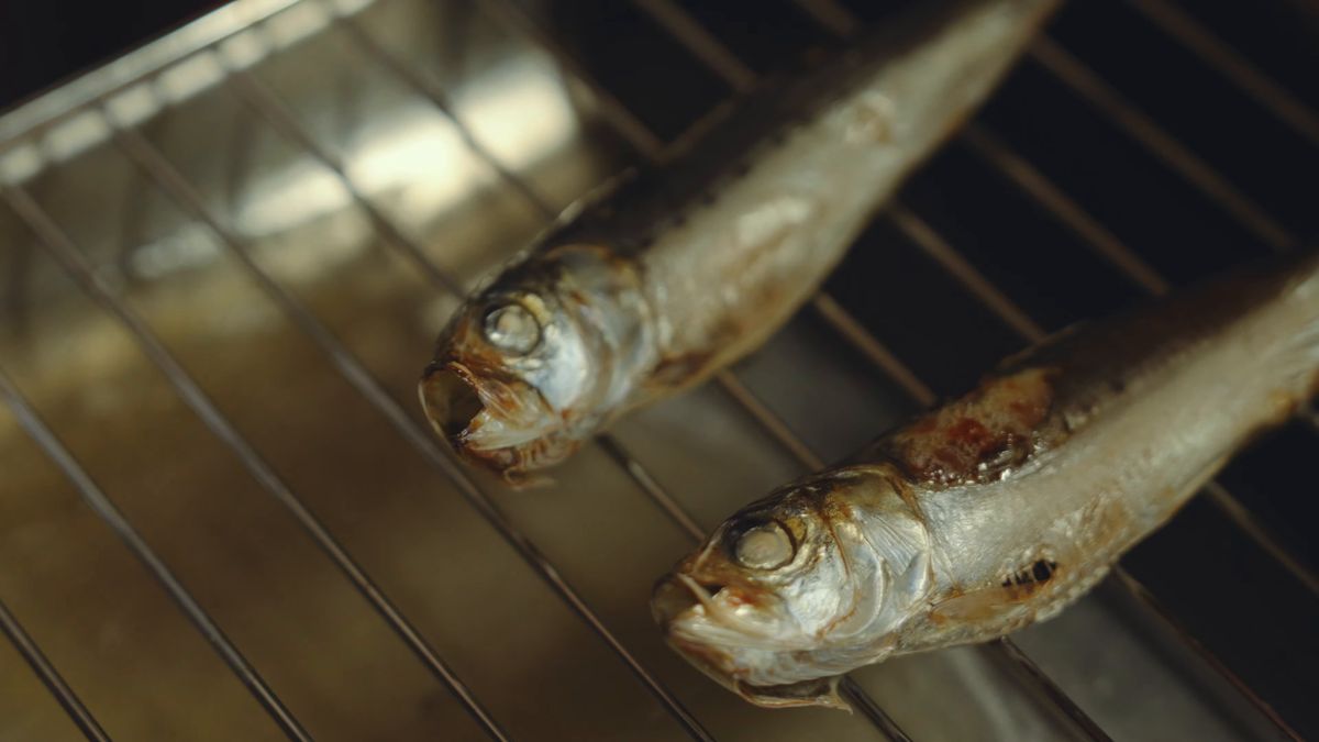 グリルの網で焼かれる二匹の小魚