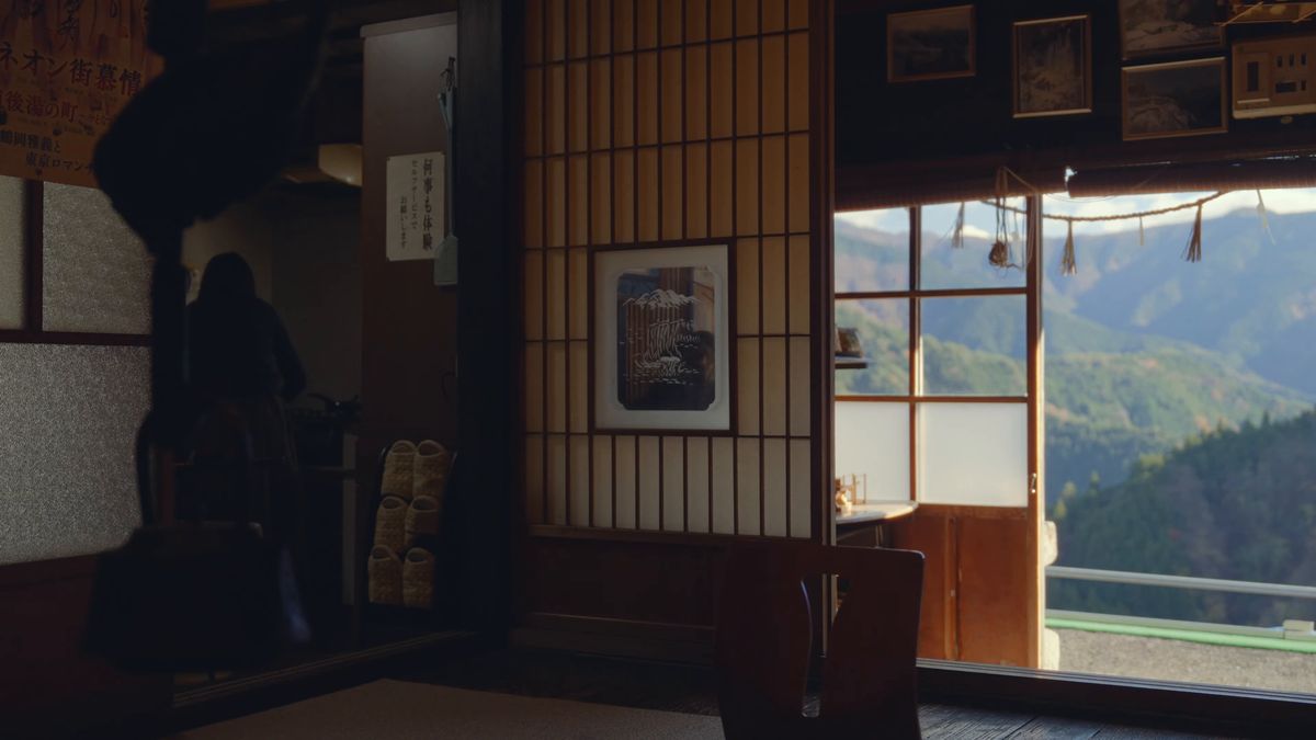 障子を開けた窓辺に差す午後の光