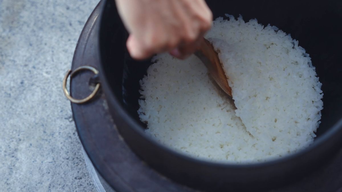 炊き上がったご飯をしゃもじでほぐす